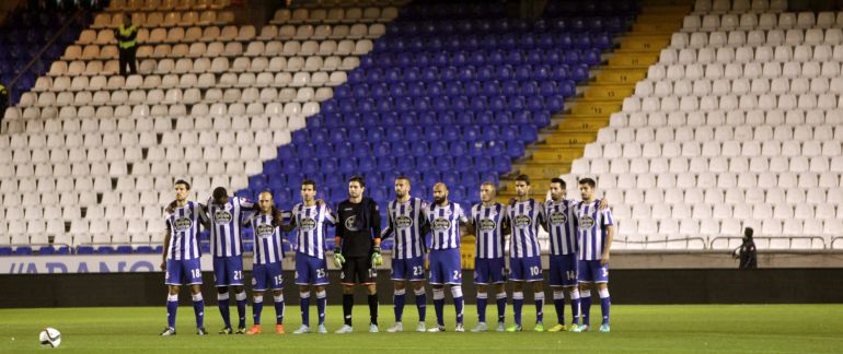Los jugadores del Deportivo guardan un minuto de silencio por la muerte del aficionado que falleció el domingo en una reyerta entre ultras del equipo coruñes y el Atlético de Madrid, con la grada en la que se ubican los Riazor Blues vacía. Los jugadores del Deportivo guardan un minuto de silencio por la muerte del aficionado que falleció el domingo en una reyerta entre ultras del equipo coruñes y el Atlético de Madrid, con la grada en la que se ubican los Riazor Blues vacía.