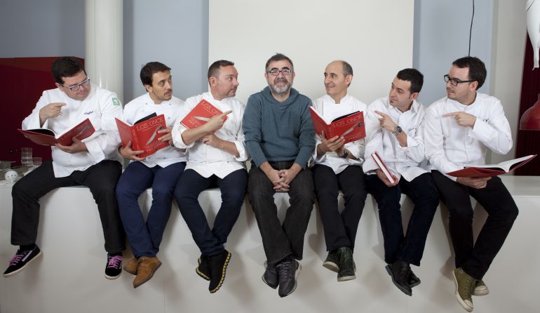 Los cocineros Marcos Morán, Francis Paniego, Albert Adrià, Paco Pérez, Ricard Camarena y Paco Morales rodean al periodista Pau Arenós en la presentación de 'Los once' en Madrid. Los cocineros Marcos Morán, Francis Paniego, Albert Adrià, Paco Pérez, Ricard Camarena y Paco Morales rodean al periodista Pau Arenós en la presentación de 'Los once' en Madrid.