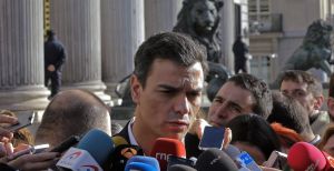 GRA056. MADRID, 04/12/2014.- El secretario general del PSOE, Pedro Sánchez, tras registrar en el Congreso de los Diputados la petición para que se ponga en marcha una subcomisión que analice la reforma de la Constitución, ha declarado a los medios de comunicación que ha telefoneado hoy a Mariano Rajoy porque "le parecía que era justo y leal con el presidente del Gobierno plantearle esta iniciativa". EFE/Emilio Naranjo GRA056. MADRID, 04/12/2014.- El secretario general del PSOE, Pedro Sánchez, tras registrar en el Congreso de los Diputados la petición para que se ponga en marcha una subcomisión que analice la reforma de la Constitución, ha declarado a los medios de comunicación que ha telefoneado hoy a Mariano Rajoy porque "le parecía que era justo y leal con el presidente del Gobierno plantearle esta iniciativa". EFE/Emilio Naranjo
