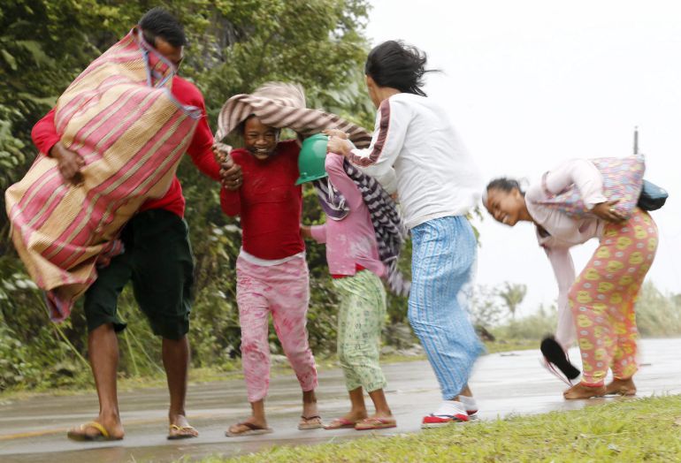 Residentes filipinos evacúan la zona central del país ante la llegada del tifón Residentes filipinos evacúan la zona central del país ante la llegada del tifón