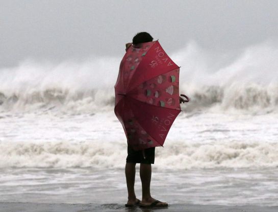 Un residente filipino observa desde la orilla del mar la llegada de Hagupit Un residente filipino observa desde la orilla del mar la llegada de Hagupit