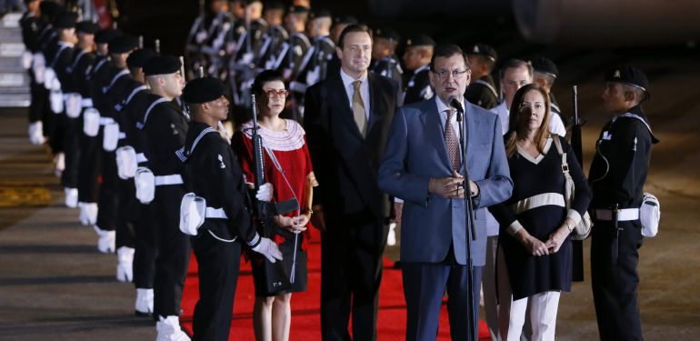 MEX413. VERACRUZ (MÉXICO), 06/12/2014.- El presidente del Gobierno español, Mariano Rajoy (frente), habla a su llegada hoy, sábado 6 de diciembre de 2014, al Aeropuerto Internacional del estado de Veracruz (México), donde participará en la XXIV Cumbre Iberoamericana de Jefes de Estado y de Gobierno el próximo 8 y 9 de diciembre. EFE/JuanJo Martin
. MEX413. VERACRUZ (MÉXICO), 06/12/2014.- El presidente del Gobierno español, Mariano Rajoy (frente), habla a su llegada hoy, sábado 6 de diciembre de 2014, al Aeropuerto Internacional del estado de Veracruz (México), donde participará en la XXIV Cumbre Iberoamericana de Jefes de Estado y de Gobierno el próximo 8 y 9 de diciembre. EFE/JuanJo Martin
.