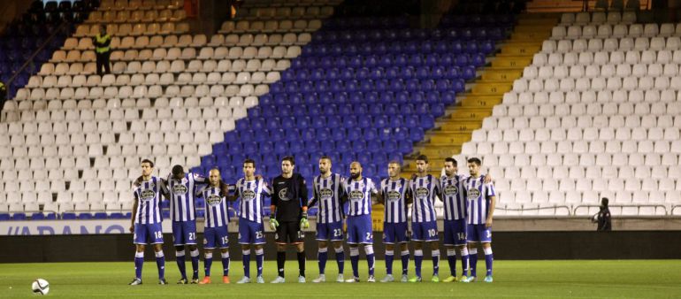 Los jugadores del Deportivo guardan un minuto de silencio por la muerte del aficionado que falleció en una reyerta entre ultras del equipo coruñes y el Atlético de Madrid. Los jugadores del Deportivo guardan un minuto de silencio por la muerte del aficionado que falleció en una reyerta entre ultras del equipo coruñes y el Atlético de Madrid.