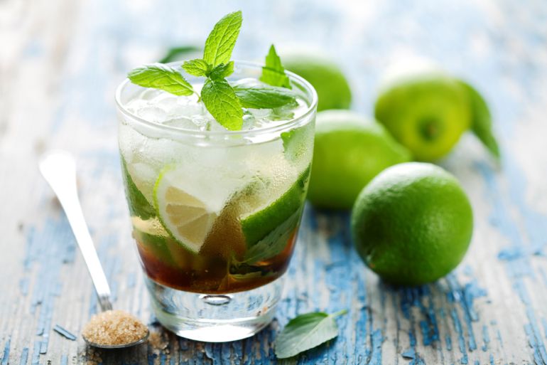 El mojito es uno de los cócteles con ron más populares del mundo. El mojito es uno de los cócteles con ron más populares del mundo.