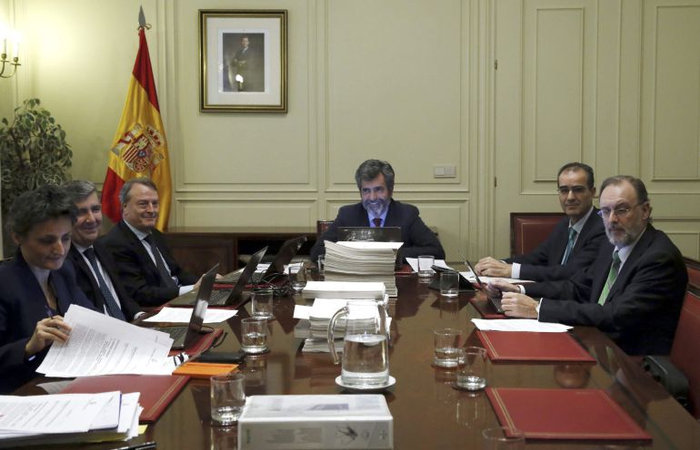GRA252. MADRID, 09/12/2014.- Reunión de la Comisión Permanente del Consejo General del Poder judicial a la que han asistido (de izda. a dcha.) los vocales, María del Mar Cabrejas, Juan Manuel Fernández, Gerardo Martínez Tristán, el presidente, Carlos Lesmes, el secretario General, Gervasio Martín y el vocal, Álvaro Cuesta. EFE/Kiko Huesca GRA252. MADRID, 09/12/2014.- Reunión de la Comisión Permanente del Consejo General del Poder judicial a la que han asistido (de izda. a dcha.) los vocales, María del Mar Cabrejas, Juan Manuel Fernández, Gerardo Martínez Tristán, el presidente, Carlos Lesmes, el secretario General, Gervasio Martín y el vocal, Álvaro Cuesta. EFE/Kiko Huesca