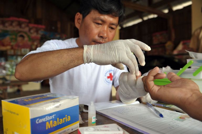Un voluntario de la Cruz Roja realiza el test de la malaria Un voluntario de la Cruz Roja realiza el test de la malaria