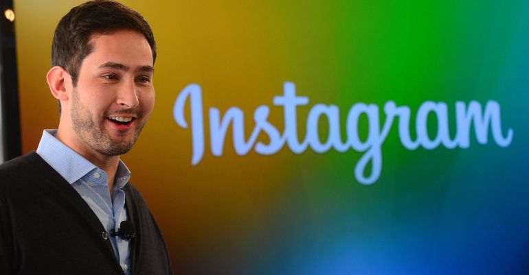 Kevin Systrom posa delante del logotipo de la red social Instagram Kevin Systrom posa delante del logotipo de la red social Instagram