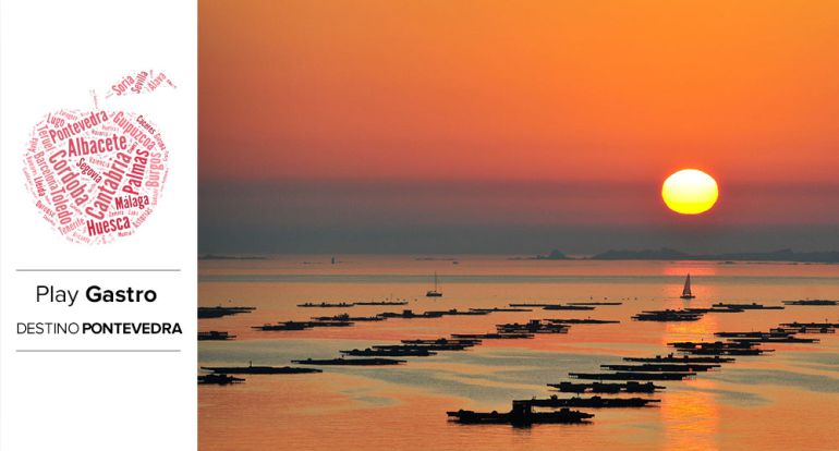 Atardecer en la Ría de Arousa, con el sol despidiéndose de las bateas en las que se cultiva el mejillón. Atardecer en la Ría de Arousa, con el sol despidiéndose de las bateas en las que se cultiva el mejillón.