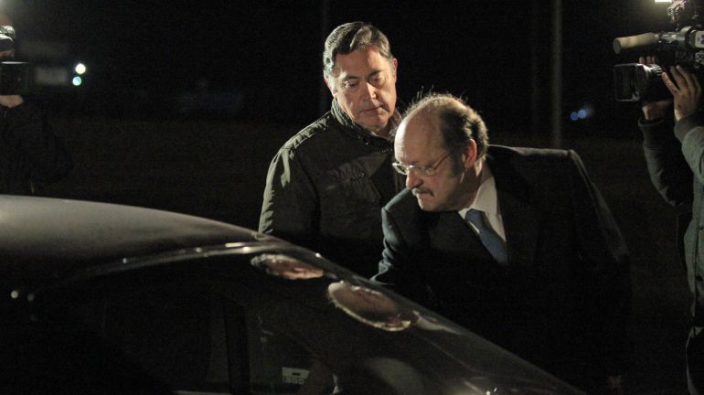 El expresidente de la Diputación de León Marcos Martínez Barazón, imputado en la operación Púnica, acompañado de su abogado a su salida de la cárcel madrileña de Navalcarnero tras pagar la fianza. El expresidente de la Diputación de León Marcos Martínez Barazón, imputado en la operación Púnica, acompañado de su abogado a su salida de la cárcel madrileña de Navalcarnero tras pagar la fianza.