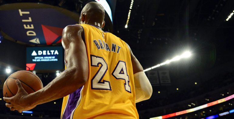 El jugador de los Lakers de Los Ángeles Kobe Bryant (dcha) se prepara para pasar la bola durante su partido de la NBA de baloncesto disputado contra los Kings de Sacramento en el pabellón Staples Center de Los Ángeles, California (Estados Unidos), el 9 de diciembre de 2014. EFE/Michael Nelson El jugador de los Lakers de Los Ángeles Kobe Bryant (dcha) se prepara para pasar la bola durante su partido de la NBA de baloncesto disputado contra los Kings de Sacramento en el pabellón Staples Center de Los Ángeles, California (Estados Unidos), el 9 de diciembre de 2014. EFE/Michael Nelson