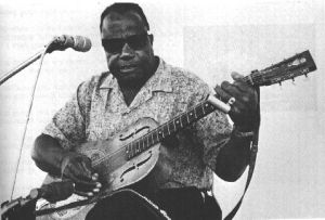 El bluesman Bukka White en una actuación tras salir de la cárcel El bluesman Bukka White en una actuación tras salir de la cárcel
