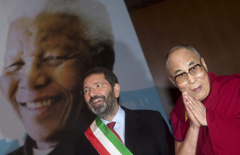 El alcalde de Roma, Ignazio Marino (izq), y el Dalai Lama a su llegada a la 14ª Cumbre Mundial de Premios Nobel de la Paz "Paz. ¡Vívela!", celebrada en honor a Nelson Mandela. El alcalde de Roma, Ignazio Marino (izq), y el Dalai Lama a su llegada a la 14ª Cumbre Mundial de Premios Nobel de la Paz "Paz. ¡Vívela!", celebrada en honor a Nelson Mandela.