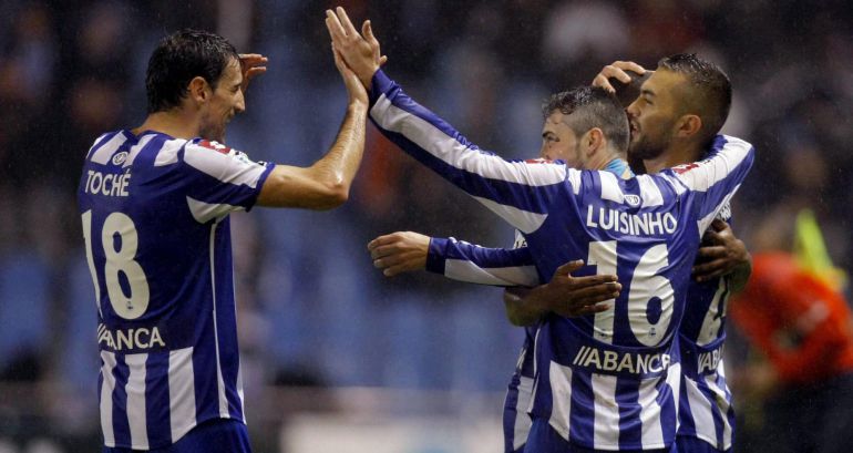 El delantero argentino del Deportivo Luis Carlos Fariña (d) recibe la felicitación de sus compañeros José Verdú "Toché" (i), y Luis Carlos Correia "Luisinho" (2ºd), tras marcar gol ante el Elche, durante el partido de la decimoquinta jornada de la Liga de Primera División que se juega hoy en el estadio de Riazor en A Coruña. El delantero argentino del Deportivo Luis Carlos Fariña (d) recibe la felicitación de sus compañeros José Verdú "Toché" (i), y Luis Carlos Correia "Luisinho" (2ºd), tras marcar gol ante el Elche, durante el partido de la decimoquinta jornada de la Liga de Primera División que se juega hoy en el estadio de Riazor en A Coruña.