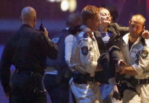 Imagen del momento en el que agentes de la policía logran sacar a los primeros rehenes Imagen del momento en el que agentes de la policía logran sacar a los primeros rehenes