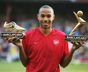 El francés sostiene en 2004 la bota de oro y el trofeo de mejor jugador de la Premier League. El francés sostiene en 2004 la bota de oro y el trofeo de mejor jugador de la Premier League.