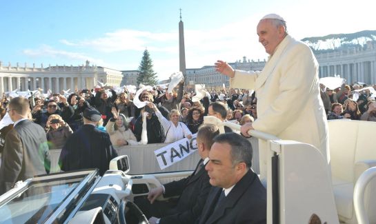 VAT22 CIUDAD DEL VATICANO (VATICANO) 17/12/2014.- Fotografía facilitada por L'Osservatore Romano del papa Francisco saluda a su llegada a la Plaza de San Pedro del Vaticano para presidir audiencia general de los miércoles en la Plaza de San Pedro del Vaticano, hoy, miércoles 17 de diciembre de 2014. El papa Francisco cumple hoy 78 años. EFE/L'Osservatore Romano SÓLO USO EDITORIAL/PROHIBIDO SU ARCHIVO/PROHIBIDA SU VENTA VAT22 CIUDAD DEL VATICANO (VATICANO) 17/12/2014.- Fotografía facilitada por L'Osservatore Romano del papa Francisco saluda a su llegada a la Plaza de San Pedro del Vaticano para presidir audiencia general de los miércoles en la Plaza de San Pedro del Vaticano, hoy, miércoles 17 de diciembre de 2014. El papa Francisco cumple hoy 78 años. EFE/L'Osservatore Romano SÓLO USO EDITORIAL/PROHIBIDO SU ARCHIVO/PROHIBIDA SU VENTA