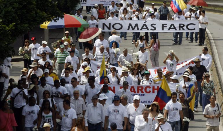 Cientos de personas, el pasado sábado 13 de diciembre de 2014, marchan por las calles de Colombia, en una manifestación contra la supuesta impunidad en los diálogos de paz que se realizan en la Habana (Cuba) y el accionar de la guerrilla de las FARC. Cientos de personas, el pasado sábado 13 de diciembre de 2014, marchan por las calles de Colombia, en una manifestación contra la supuesta impunidad en los diálogos de paz que se realizan en la Habana (Cuba) y el accionar de la guerrilla de las FARC.
