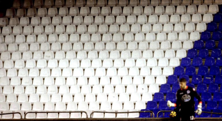 El fondo de la grada de Maratón, donde habitualmente se sitúan los Riazor Blues, vacía durante el partido del Deportivo frente al Elche El fondo de la grada de Maratón, donde habitualmente se sitúan los Riazor Blues, vacía durante el partido del Deportivo frente al Elche