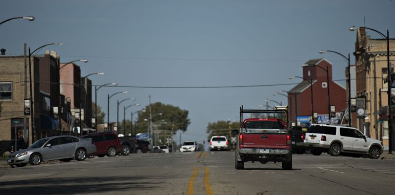 Un vehículo cruza el distrito de Garner, en Iowa (EE. UU.) Un vehículo cruza el distrito de Garner, en Iowa (EE. UU.)