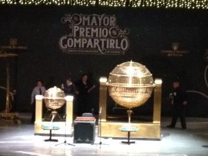 Bombos de la lotería, tras ellos se lee el lema Bombos de la lotería, tras ellos se lee el lema