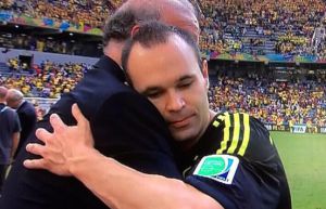 El jugador y el técnico se abrazaron de forma emotiva después de la derrota de España ante Chile. El jugador y el técnico se abrazaron de forma emotiva después de la derrota de España ante Chile.