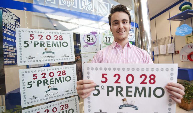 El dueño de la administracion del Centro comercial de Valle Real de Cantabria, donde también han entregado uno de los quintos premios, el 52.028, de la Loteria de Navidad El dueño de la administracion del Centro comercial de Valle Real de Cantabria, donde también han entregado uno de los quintos premios, el 52.028, de la Loteria de Navidad