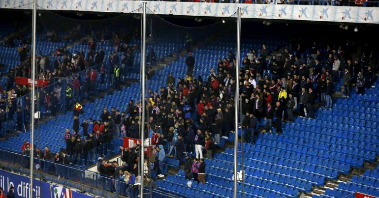 Vista de la grada donde se ubica el Frente Atlético durante el partido de vuelta de los dieciseisavos de final de la Copa del Rey, disputado esta tarde en el estadio Vicente Calderón Vista de la grada donde se ubica el Frente Atlético durante el partido de vuelta de los dieciseisavos de final de la Copa del Rey, disputado esta tarde en el estadio Vicente Calderón