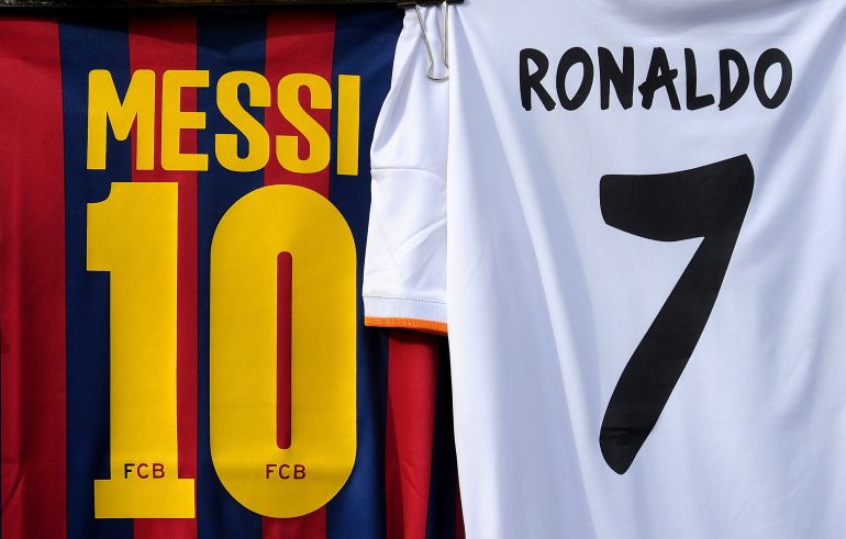 Las camisetas de los dos mejores futbolistas del planeta. Las camisetas de los dos mejores futbolistas del planeta.