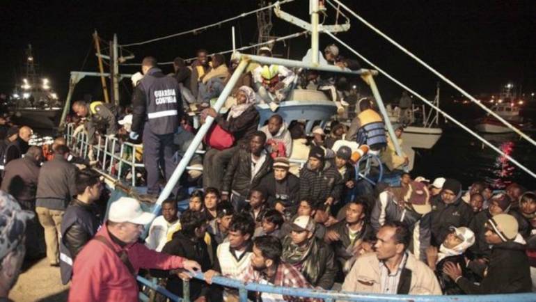 Foto de archivo de inmigrantes rescatados por un barco Foto de archivo de inmigrantes rescatados por un barco
