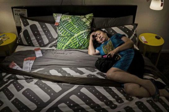 Mujer durmiendo en una de las camas de IKEA Mujer durmiendo en una de las camas de IKEA