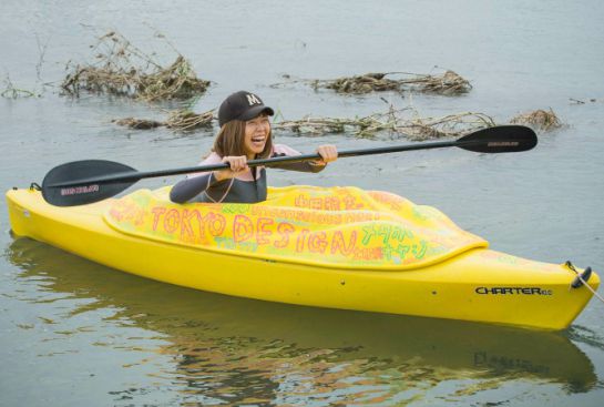 La artista japonesa, Megumi Igarashi, en su kayak con la forma del aparato reproductor femenino La artista japonesa, Megumi Igarashi, en su kayak con la forma del aparato reproductor femenino