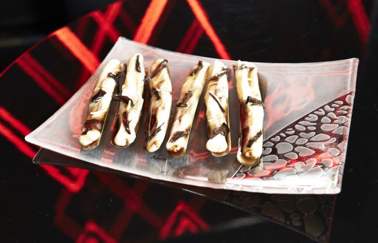 Navajas, trompetas de la muerte y yuzu. Navajas, trompetas de la muerte y yuzu.