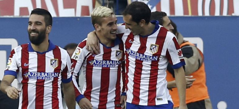 GRA136. MADRID, 03/01/2015.- El delantero francés del Atlético de Madrid Antoine Griezmann (c) celebra con sus compañeros, el centrocampista turco Arda Turan (i) y el defensa uruguayo Diego Godín (d), el gol que acaba de marcar, el segundo durante el partido frente al Levante de la decimoséptima jornada de Liga de Primera División que se juega esta tarde en el estadio Vicente Calderón. EFE/Sergio Barrenechea GRA136. MADRID, 03/01/2015.- El delantero francés del Atlético de Madrid Antoine Griezmann (c) celebra con sus compañeros, el centrocampista turco Arda Turan (i) y el defensa uruguayo Diego Godín (d), el gol que acaba de marcar, el segundo durante el partido frente al Levante de la decimoséptima jornada de Liga de Primera División que se juega esta tarde en el estadio Vicente Calderón. EFE/Sergio Barrenechea