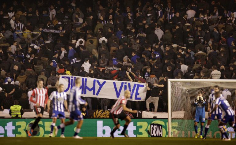 El público de la grada de Maratón, ocupada por los Riazor Blues con una pancarta alusiva al aficionado deportivista Francisco Romero, 'Jimmy', permaneció de espaldas durante más de diez minutos en el partido ante el Athletic El público de la grada de Maratón, ocupada por los Riazor Blues con una pancarta alusiva al aficionado deportivista Francisco Romero, 'Jimmy', permaneció de espaldas durante más de diez minutos en el partido ante el Athletic