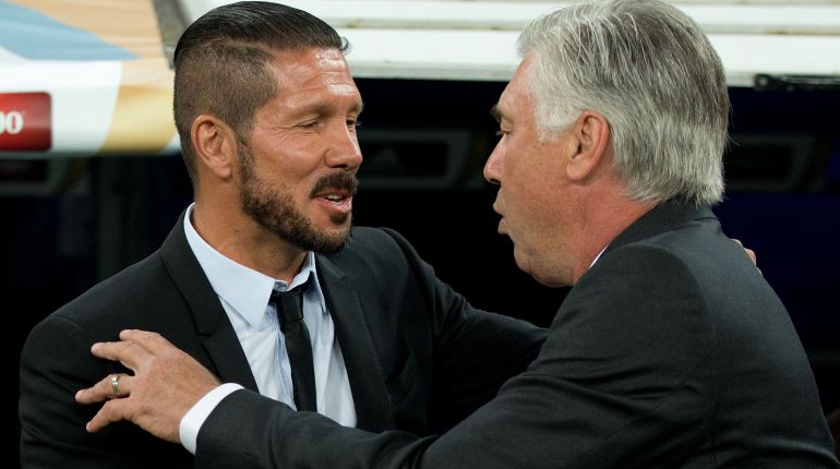 Simeone y Ancelotti se saludan antes de un derbi madrileño Simeone y Ancelotti se saludan antes de un derbi madrileño
