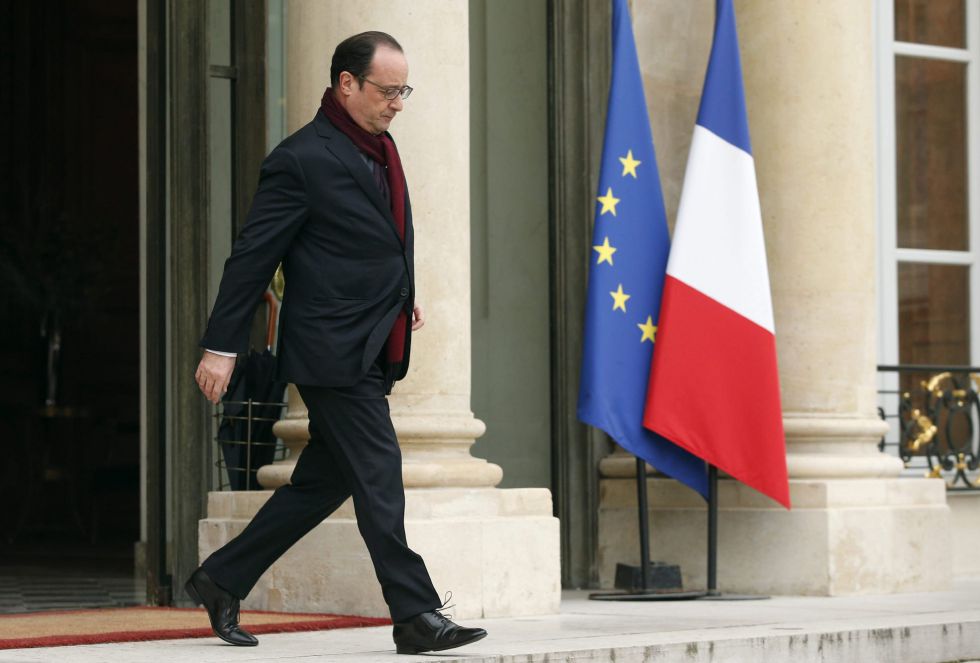 El presidente francés, François Hollande, sale del Palacio del Elíseo para acercarse al semanario satírico francés 'Charlie Hebdo' El presidente francés, François Hollande, sale del Palacio del Elíseo para acercarse al semanario satírico francés 'Charlie Hebdo'