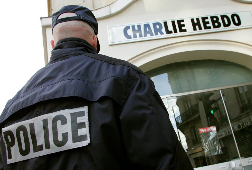 Un agente de Policía aguarda frente a las oficinas de la revista satírica 'Charlie Hebdo' Un agente de Policía aguarda frente a las oficinas de la revista satírica 'Charlie Hebdo'