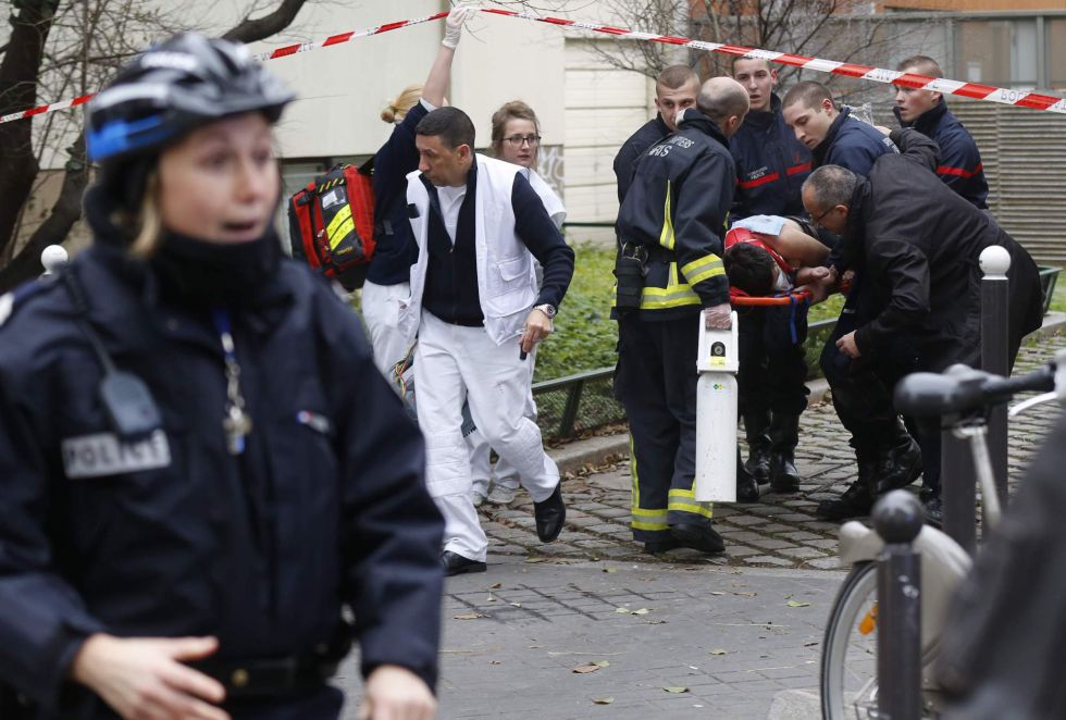 Los equipos de emergencia asisten a uno de los heridos durante el tiroteo ocurrido en el semanario satírico 'Charlie Hebdo' Los equipos de emergencia asisten a uno de los heridos durante el tiroteo ocurrido en el semanario satírico 'Charlie Hebdo'