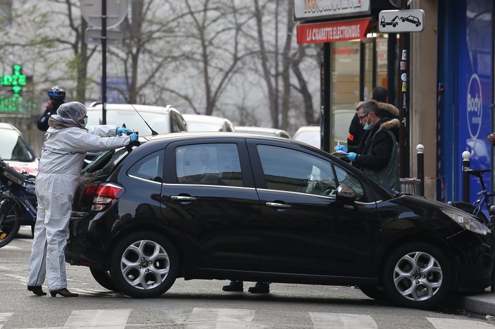 Examinan el vehículo abandonado en 'Rue de Meaux' que podría haber sido utilizado por los terroristas Examinan el vehículo abandonado en 'Rue de Meaux' que podría haber sido utilizado por los terroristas