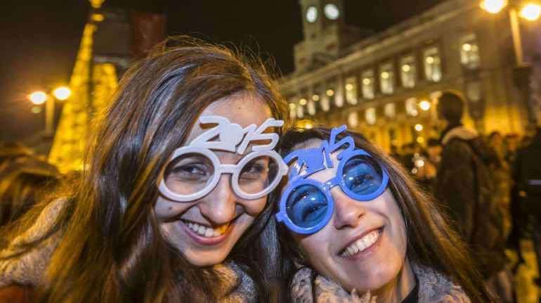 El reloj de la Puerta del Sol da la bienvenida al nuevo año 2015 en una celebración que concentró a miles de personas en la popular plaza madrileña (Imagen de archivo) El reloj de la Puerta del Sol da la bienvenida al nuevo año 2015 en una celebración que concentró a miles de personas en la popular plaza madrileña (Imagen de archivo)