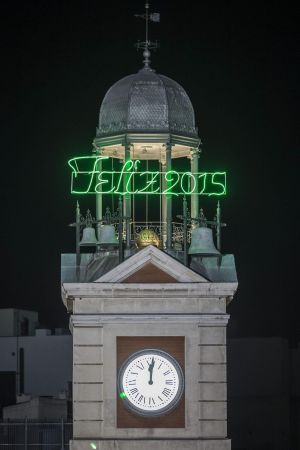 El reloj de la Puerta del Sol da la bienvenida al nuevo año 2015 El reloj de la Puerta del Sol da la bienvenida al nuevo año 2015
