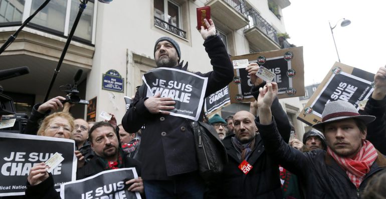 Periodistas y ciudadanos se concentran en repulsa del atentado contra 'Charlie Hebdo' frente a las oficinas del semanario. Periodistas y ciudadanos se concentran en repulsa del atentado contra 'Charlie Hebdo' frente a las oficinas del semanario.
