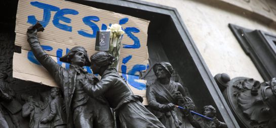 Cartel en el que se lee "Yo soy Charlie" junto a una rosa y un lapiz, luce en la plaza de la República en París. Cartel en el que se lee "Yo soy Charlie" junto a una rosa y un lapiz, luce en la plaza de la República en París.