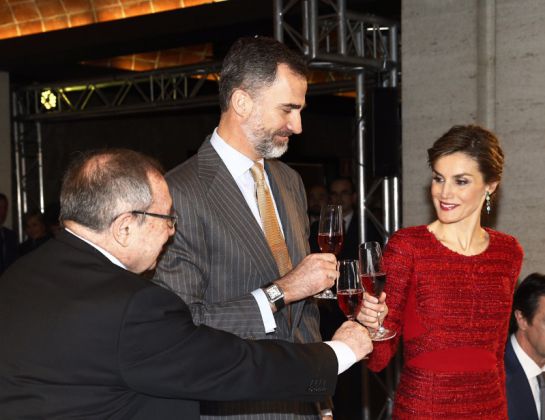 Sus Majestades los Reyes brindan con el presidente de Freixenet, José Luis Bonet, durante la celebración del centenario de la empresa. Sus Majestades los Reyes brindan con el presidente de Freixenet, José Luis Bonet, durante la celebración del centenario de la empresa.