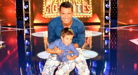Jesús Vázquez sujeta a uno de los concursantes de 'Pequeños Gigantes' Jesús Vázquez sujeta a uno de los concursantes de 'Pequeños Gigantes'