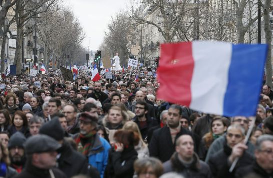PAR520. Paris (France), 11/01/2015.- People march against terrorism in Paris, France, 11 January 2015. Hundreds of thousands of people and more than 40 world leaders were expected for the march honouring the 17 victims killed in three days of terror earlier in the week, which started when gunmen invaded French satirical magazine Charlie Hebdo, continued with the shooting of a policewoman and ended with the siege of a Jewish supermarket (Atentado, Terrorismo, Francia) EFE/EPA/IAN LANGSDON PAR520. Paris (France), 11/01/2015.- People march against terrorism in Paris, France, 11 January 2015. Hundreds of thousands of people and more than 40 world leaders were expected for the march honouring the 17 victims killed in three days of terror earlier in the week, which started when gunmen invaded French satirical magazine Charlie Hebdo, continued with the shooting of a policewoman and ended with the siege of a Jewish supermarket (Atentado, Terrorismo, Francia) EFE/EPA/IAN LANGSDON