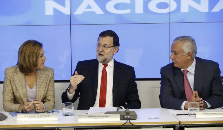 El presidente del Gobierno, Mariano Rajoy (c), presidió la primera reunión del año del Comité Ejecutivo del PP. A su lado María Dolores de Cospedal y Javier Arenas. El presidente del Gobierno, Mariano Rajoy (c), presidió la primera reunión del año del Comité Ejecutivo del PP. A su lado María Dolores de Cospedal y Javier Arenas.