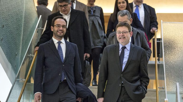 El portavoz del grupo parlamentario socialista, Antonio Hernando, junto al secretario general del PSPS-PSOE, Ximo Puig, a su llegada esta mañana a la reunión de la dirección del grupo parlamentarios socialista con el grupo parlamentario autonómico del PSPV para reforzar su coordianción. El portavoz del grupo parlamentario socialista, Antonio Hernando, junto al secretario general del PSPS-PSOE, Ximo Puig, a su llegada esta mañana a la reunión de la dirección del grupo parlamentarios socialista con el grupo parlamentario autonómico del PSPV para reforzar su coordianción.
