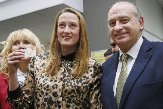 El ministro del Interior, Jorge Fernández Díaz, posa junto la nadadora olímpica Mireia Belmonte, a quién se ha expedido el primer DNI electrónico 3.0 El ministro del Interior, Jorge Fernández Díaz, posa junto la nadadora olímpica Mireia Belmonte, a quién se ha expedido el primer DNI electrónico 3.0