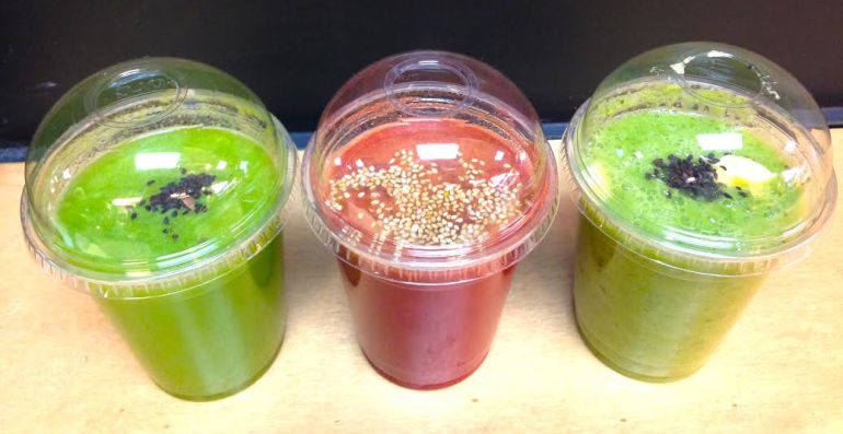 Batidos de frutas y verduras ecológicas servidos en El Escaparate del Mercado de Antón Martín (Madrid). Batidos de frutas y verduras ecológicas servidos en El Escaparate del Mercado de Antón Martín (Madrid).